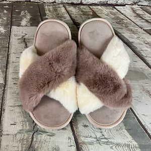 Cream Beige Fuzzy Criss Cross Slippers Memory Foam Women’s Size 8.5-9 (EU 40/41)